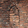 Grudziądzka 18 - zamurowane ostrołukowe okienko w szczycie tylnim i fragment ceglanego wątku murów